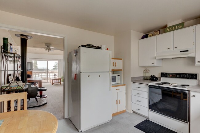 Building Photo - Fully Furnished 2 Bed 1 Bath Condo (Water/...