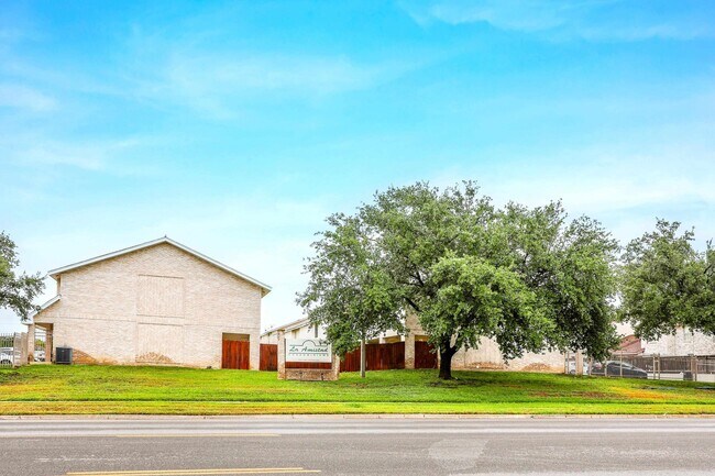 Foto del edificio - 8911 McPherson Rd