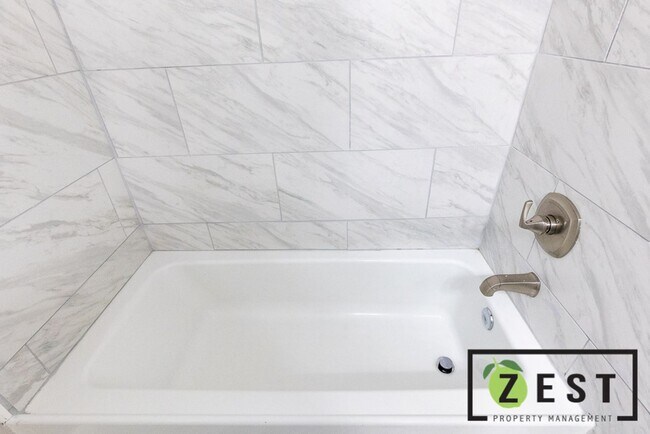 Foto del edificio - Fully Updated Bungalow near Henry Ford High