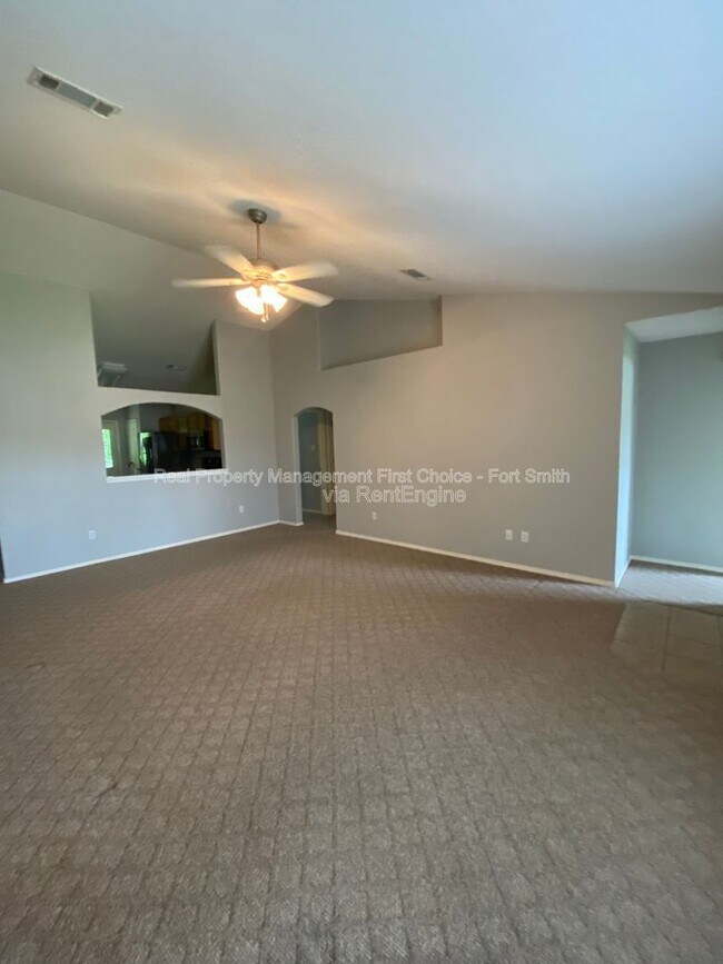 Building Photo - 1475 E Gate Dr