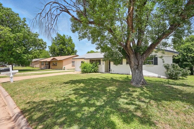 Building Photo - 2349 Marsalis Dr
