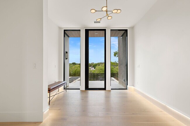 Building Photo - 2401 Oakhaven Cir