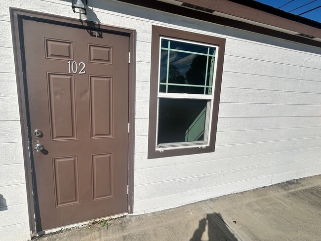 Foto del edificio - 143 Claire Ave