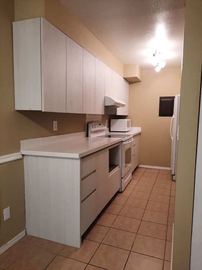 Building Photo - Steilacoom Gardens (HOA), 2 bedroom, 1 bath Townhome Style Condo. $300 off of the 1st full month ...