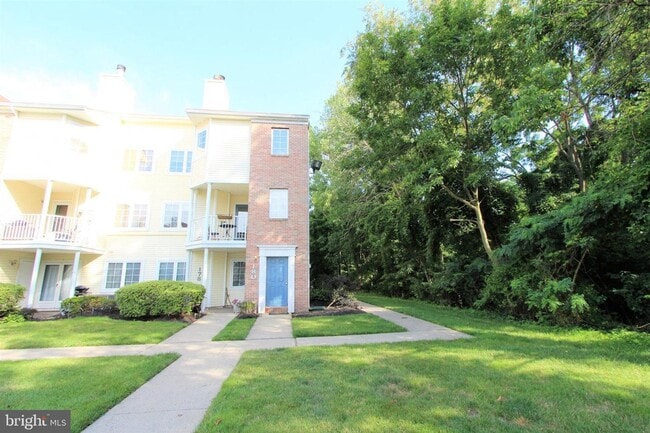 Building Photo - Crestwood 2 bed + Loft Large Condo Availab...