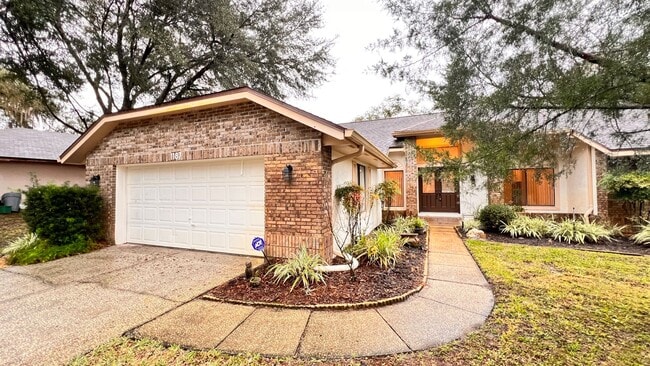 Building Photo - Charming 3-bedroom, 2 -bathroom pet friend...