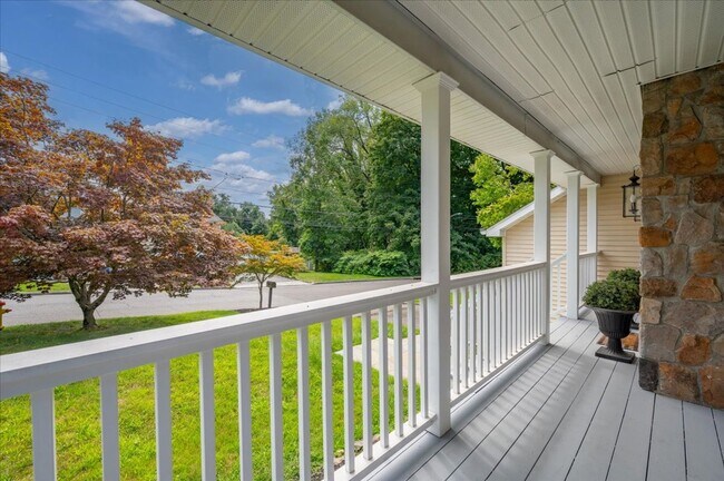Foto del edificio - Beautifully Renovated 4 Bedroom 2.5 Bathroom Colonial