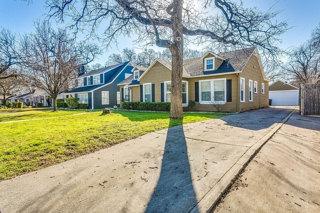 Building Photo - Well Maintained 3 Bed 2 Bath with Large Ba...