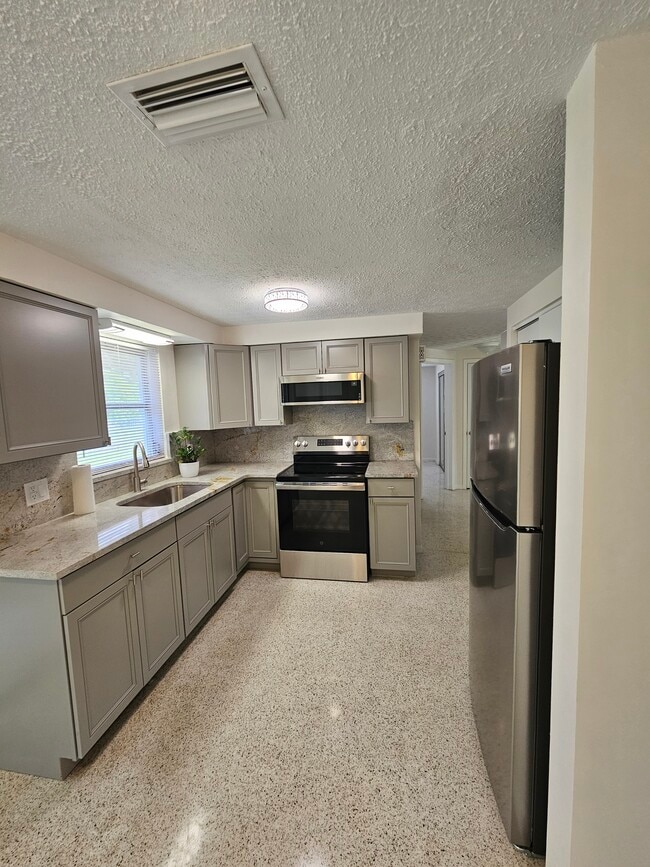 Building Photo - 5023 Overlook Dr