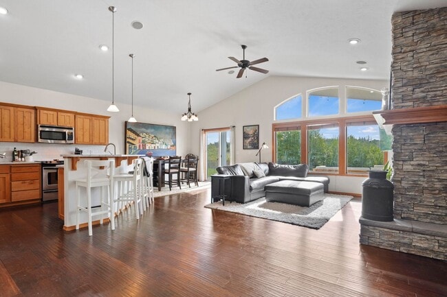 Building Photo - Beautiful 3 bedroom 2 bath Home On The Pla...