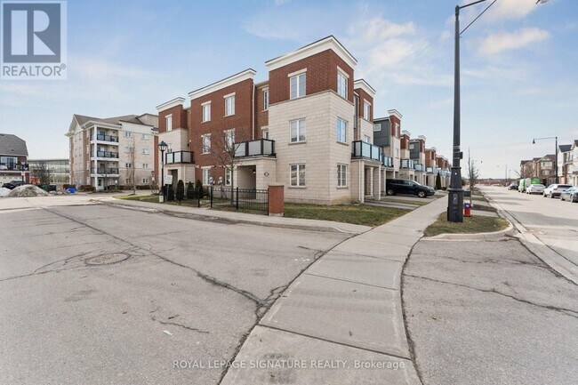 Building Photo - 122 Baycliffe Cres