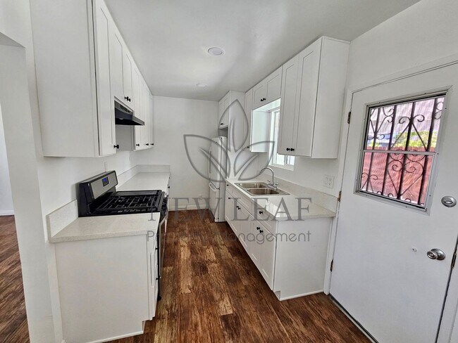 Building Photo - COZY 2BEDROOM IN THE HEART OF SANTA ANA