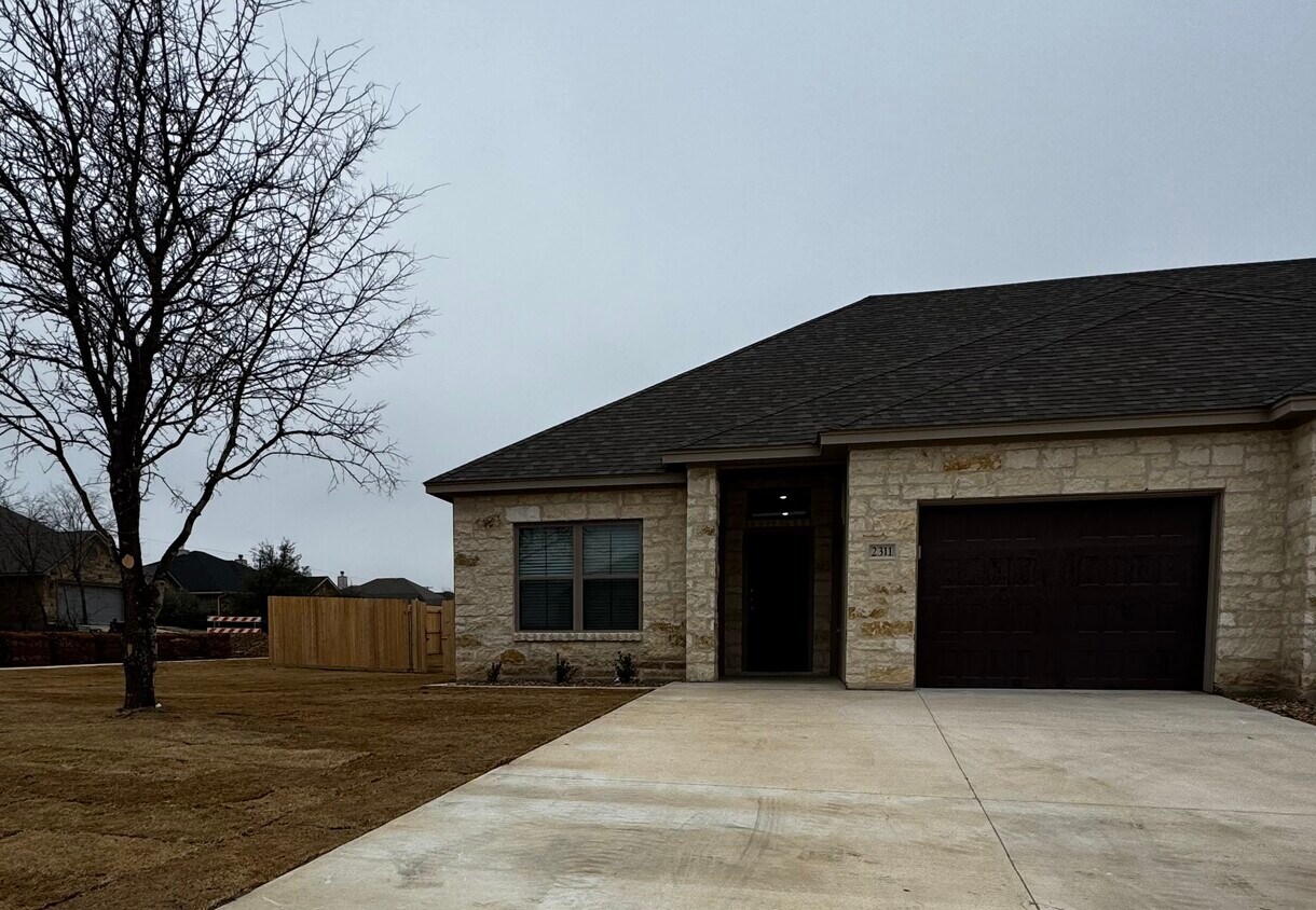 Primary Photo - 2423 Briar Hollow Dr