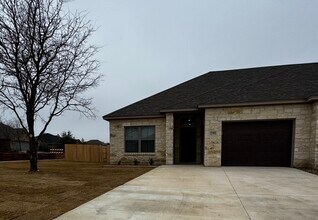 Building Photo - 2423 Briar Hollow Dr