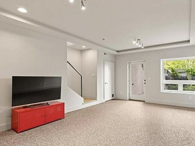 Building Photo - 1735 Central St