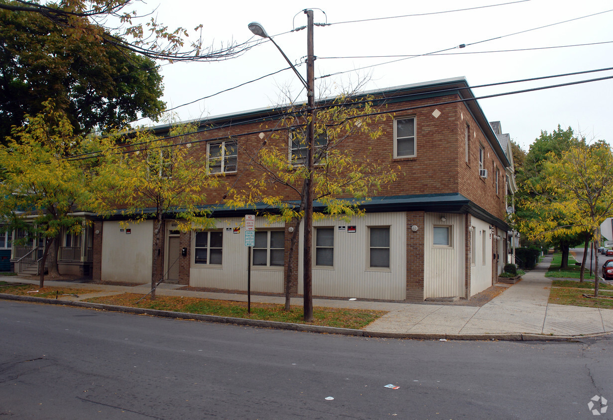 Primary Photo - 701 Hickory St
