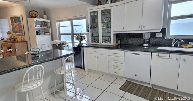 Building Photo - 3850 Galt Ocean Dr