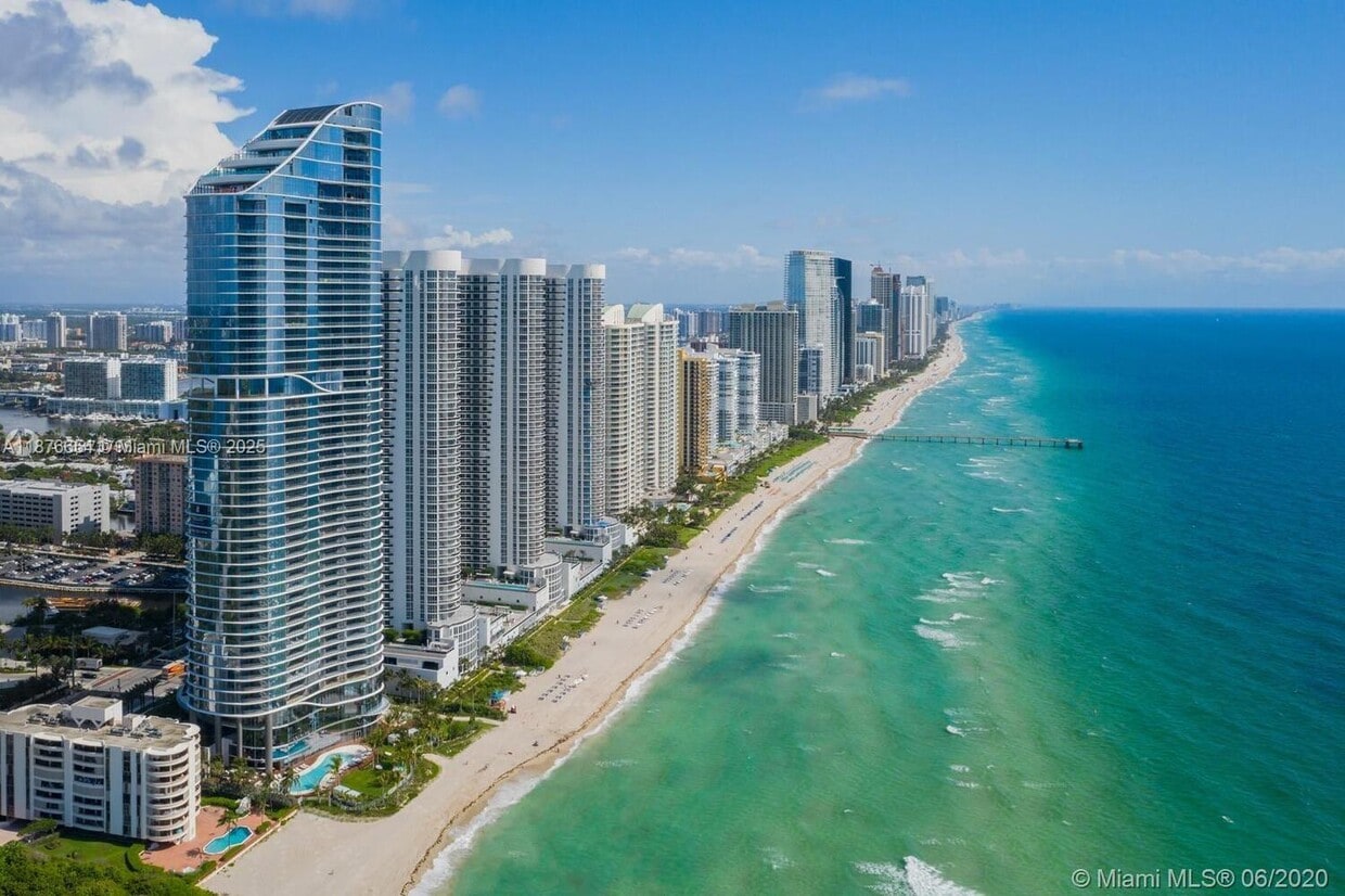 Foto principal - 15901 Collins Ave