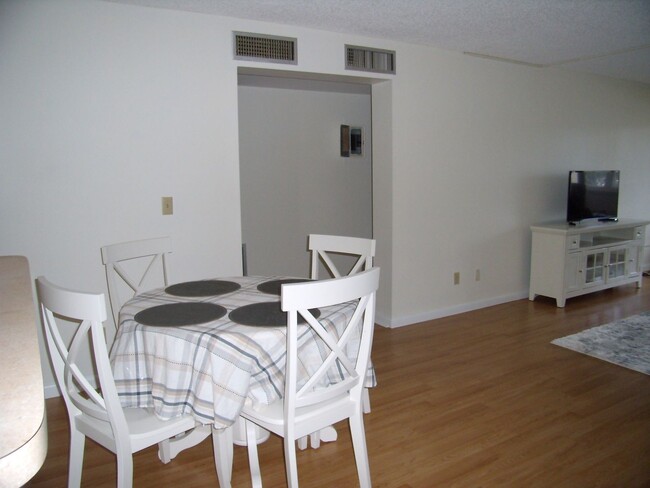 Foto del edificio - Turn key move in rental; 3 month minimum