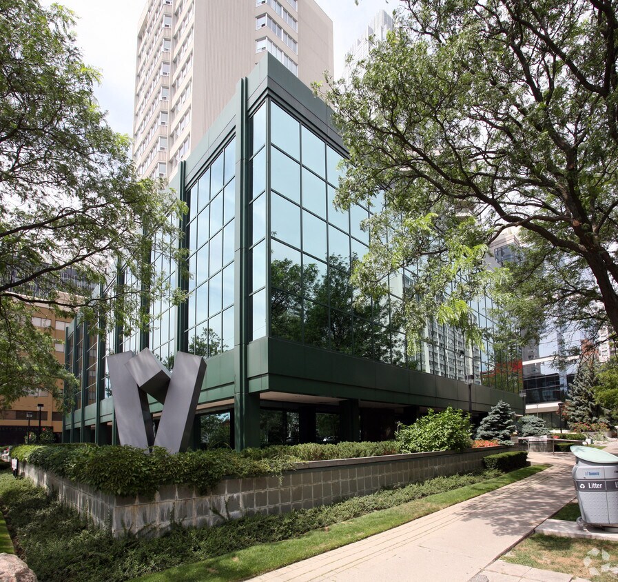 Minto Apartments Apartments 20 Holly St Toronto, ON