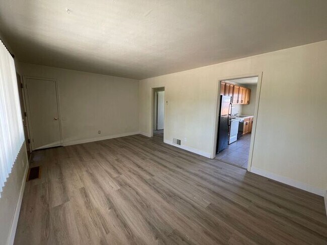 Foto del edificio - 701 Claremont Cir