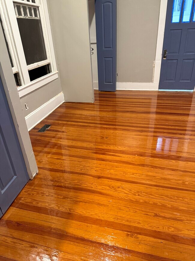 DORMITORIO RECIÉN REFORMADO CON ARMARIO A MEDIDA - 416 Sycamore St