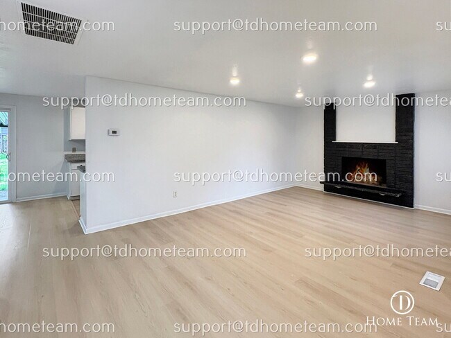 Foto del edificio - "Charming 4-Bed Retreat in Covington with Elegant Granite Touches!"