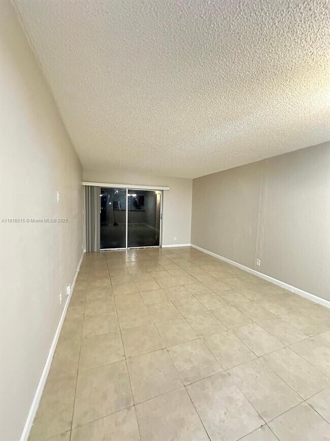 Foto del edificio - 8540 N Sherman Cir