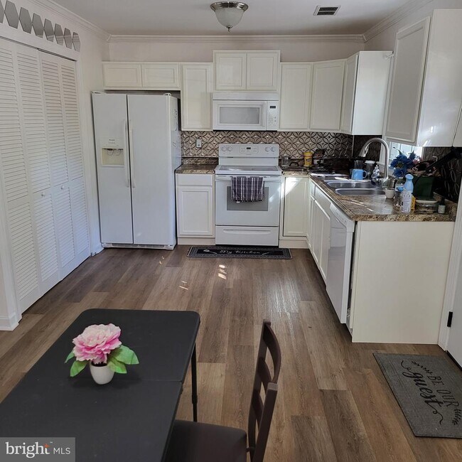 Foto del edificio - 3989 Wintergreen Pl