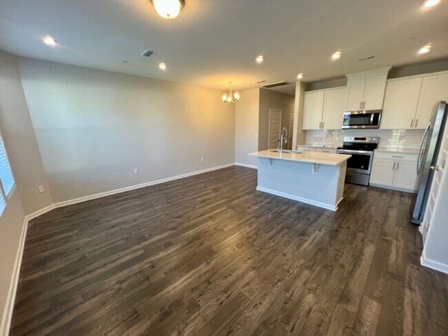 Building Photo - 3 Bed 2.5 Bath Townhome, Minutes from I-24...