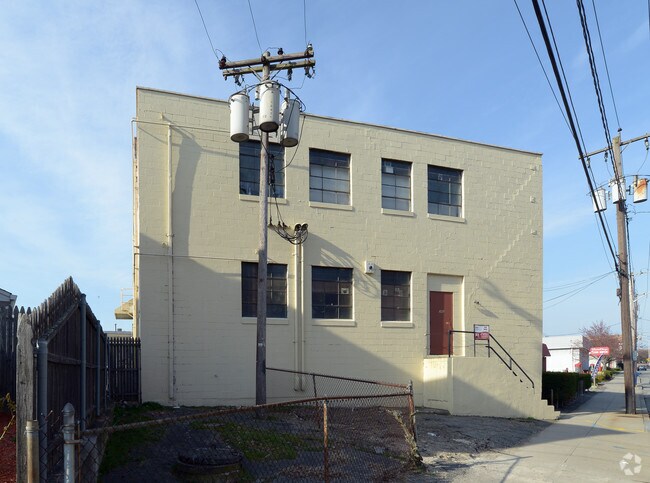 Building Photo - 345 Taunton Ave