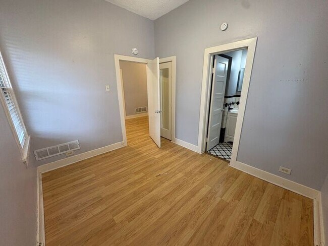 Foto del edificio - 1 Bed 1 Bath at Broadway Apartments! All B...