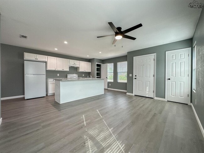 Building Photo - 223 Loch Lomond Dr