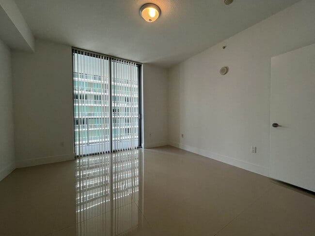 Foto del edificio - 79 SW 12th St