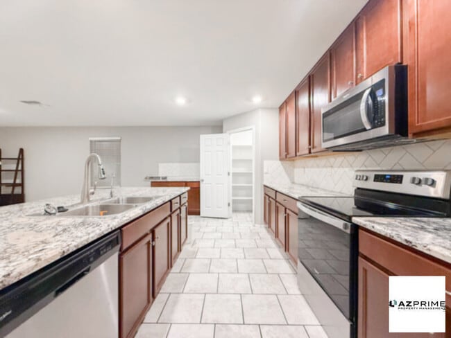 Building Photo - Modern 4/3 Phoenix Home with Solar &amp; Mountain Views!