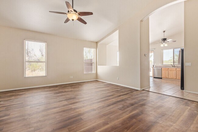 Building Photo - Stunning 4 bedroom 2 bathroom home with ba...