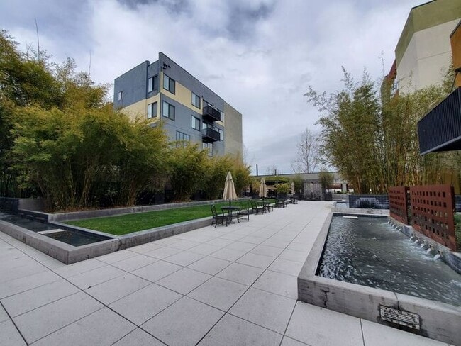 Building Photo - Chic loft in downtown in historic Plant 51