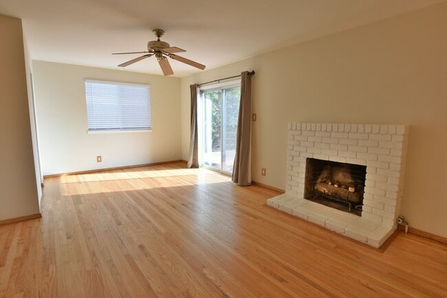 Building Photo - Charming 4 Bedroom 2 Bath Two Story Home i...