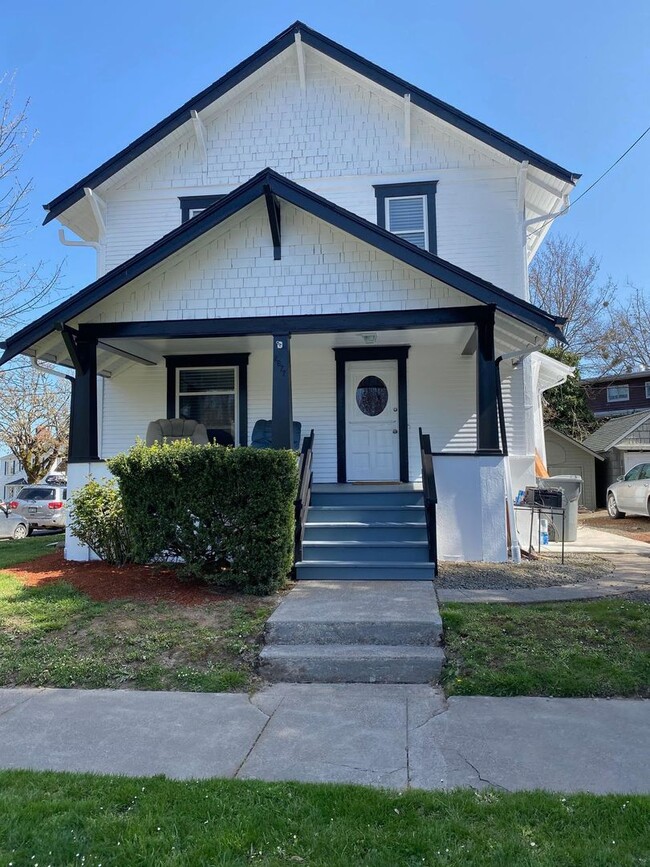 Building Photo - Beautifully Remodeled 5-Bed House