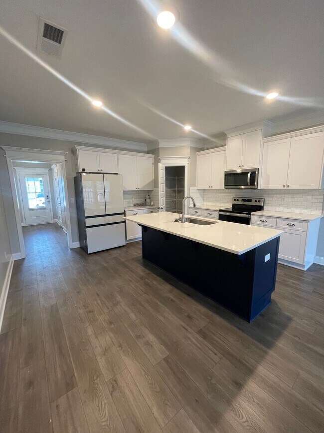 Foto del edificio - 1057 Linsmore Ave