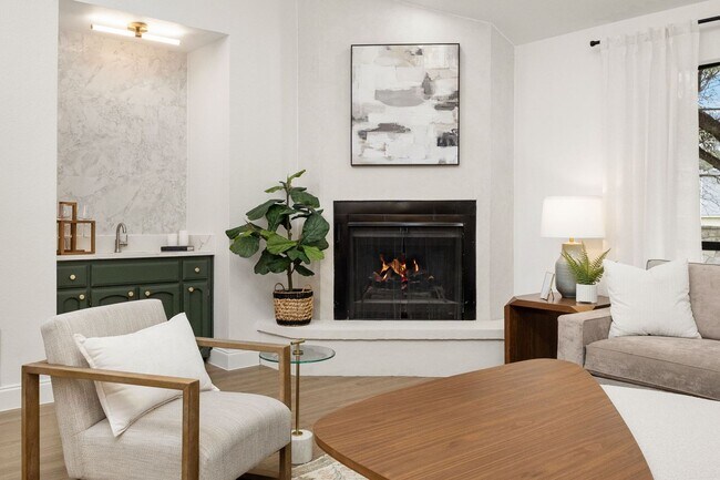 Foto del edificio - Freshly Renovated Beauty in Prime North Ce...