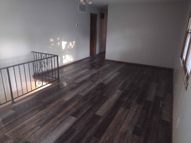 Foto del edificio - 433 Meadowbrook Dr