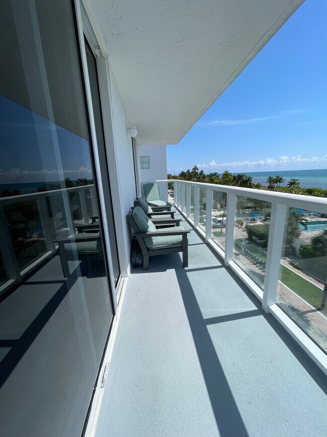 Foto del edificio - 2457 Collins Ave