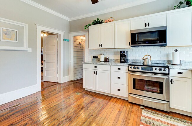 Building Photo - Gorgeous 1920 Bungalow for Rent! Furnished...