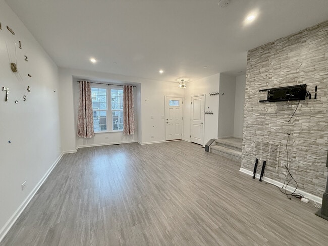 Building Photo - 45 Nicholas Dr W