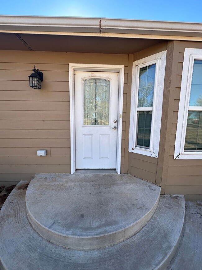 Building Photo - Private 3 Bed Home Lots of Room!