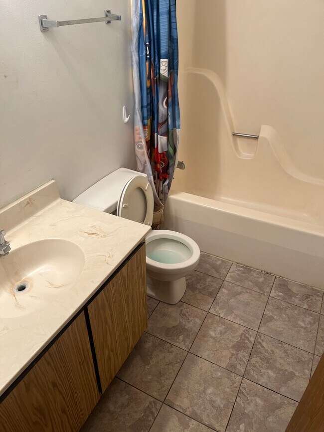 FULL BATHROOM 2ND FLOOR - 101 Colonial Dr