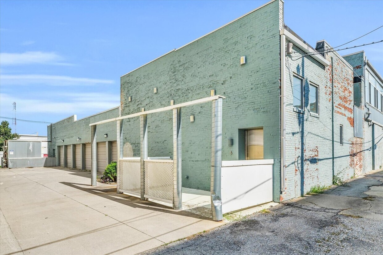 Primary Photo - 5 E Columbia Ave