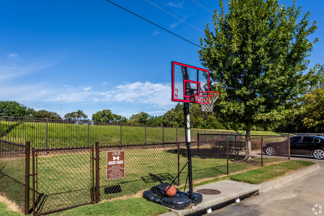 Canasta de baloncesto al aire libre en Riverside at Rockwater, North Little Rock, AR - Riverside at Rockwater