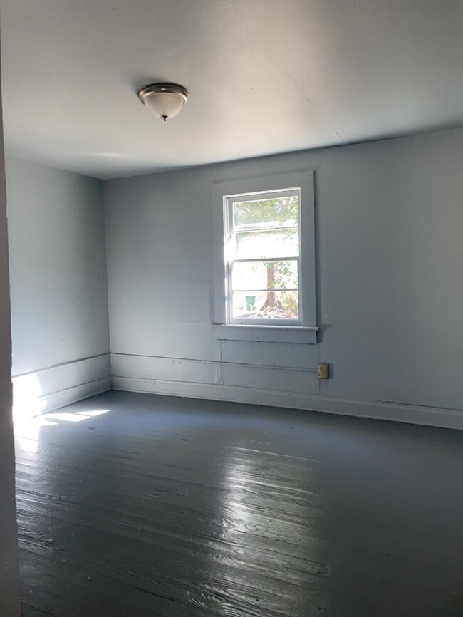 Building Photo - 2 Bedroom 1 Bathroom